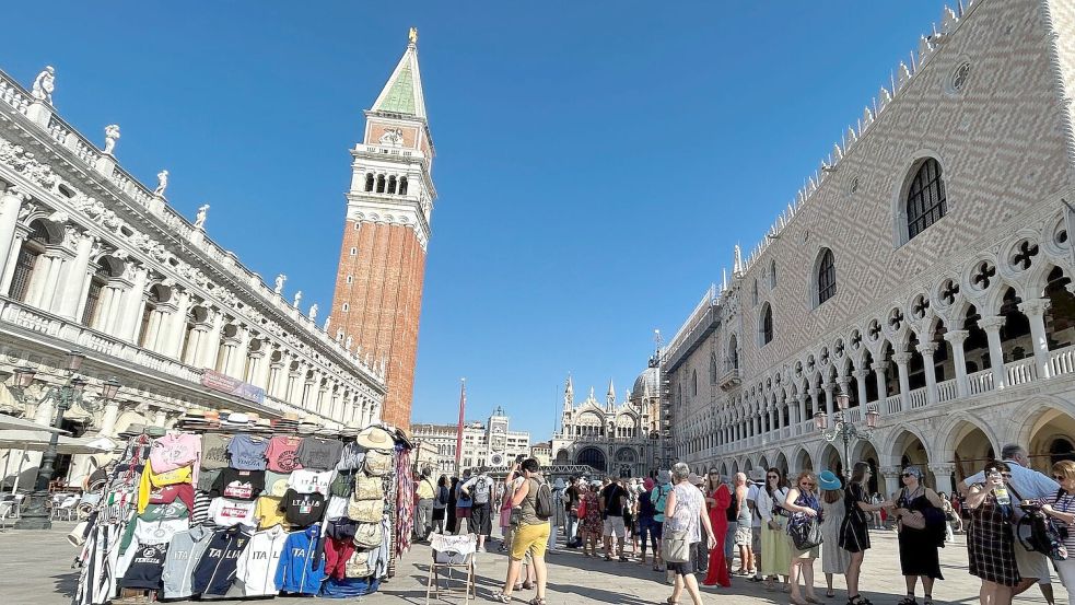 In Venedig sollen Tagesbesucher künftig bis zu zehn Euro bezahlen. (Archivbild) Foto: Christoph Sator/dpa