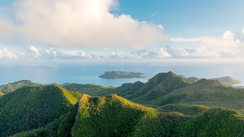 Blick auf die Insel Providence, die zum Archipel von San Andres im Karibischen Meer gehört. In Kolumbien findet seit Montag die Weltnaturkonferenz statt. Foto: Luis Bernardo Cano/dpa