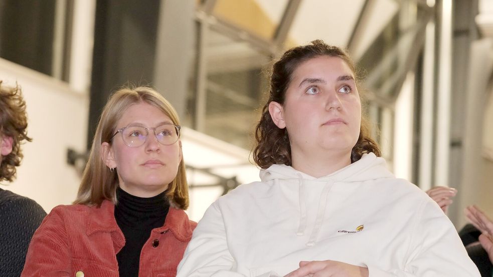 Svenja Appuhn (l) und Katharina Stolla (r) haben den Grünen den Rücken gekehrt und wollen jetzt mit einer neuen Bewegung linke Politik voranbringen. (Archivfoto) Foto: Sebastian Willnow/dpa