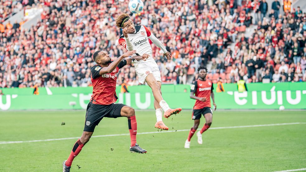 Wohl die Aufreger-Szene des Bundesliga-Wochenendes: Hugo Ekitiké (Eintracht Frankfurt) wird von Jonathan Tah (Bayer 04 Leverkusen) geschubst. Foto: IMAGO/NurPhoto