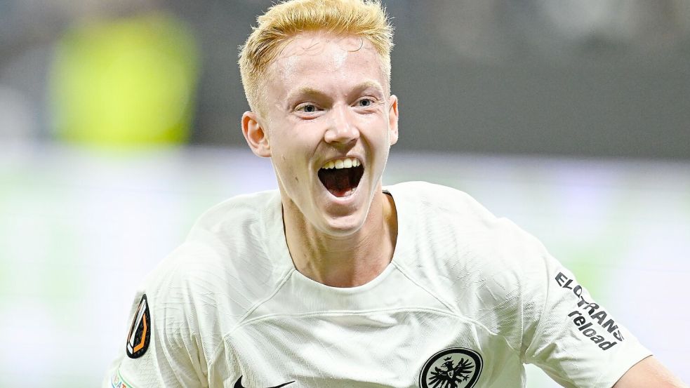 Lässt die Eintracht-Fans jubeln: Hugo Larsson Foto: Uwe Anspach/dpa