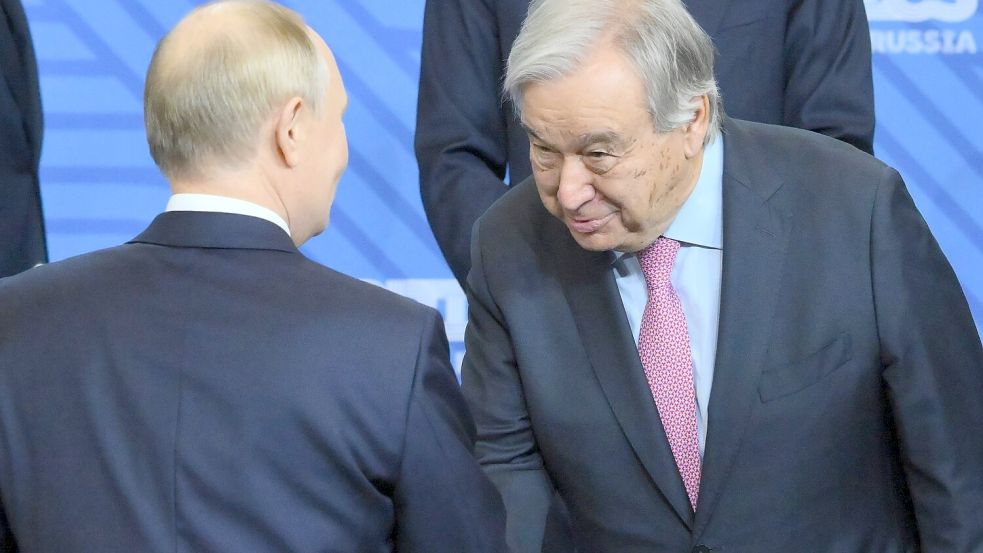 Wegen eines Händedrucks mit Kremlchef Wladimir Putin zieht UN-Generalsekretär Antonio Guterres Kritik auf sich. Foto: Grigory Sysoyev/brics-russia2024.ru/AP