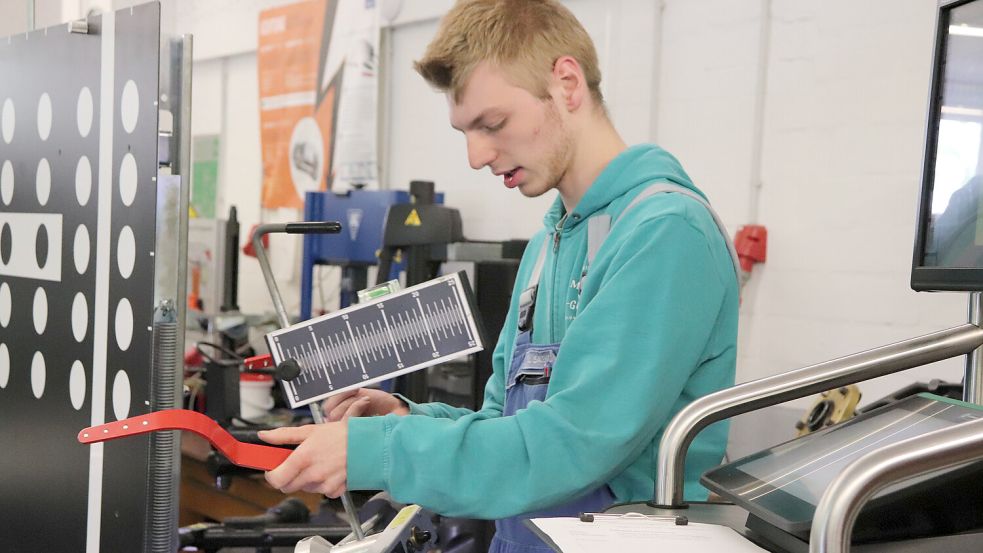 Lukas Salenga kalibriert das Frontkamerasystem eines Autos mit Hilfe einer Diagnosetafel.