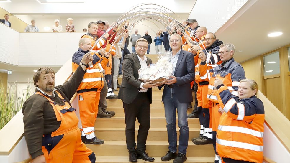 Bild 3: In den Ruhestand verabschiedete die Gemeinde Barßel Heinz-Georg Coners (rechts) aus Reekenfeld. Zum Abschied dankte Bürgermeister Nils Anhuth (links) für die gute Zusammenarbeit. Foto: Passmann