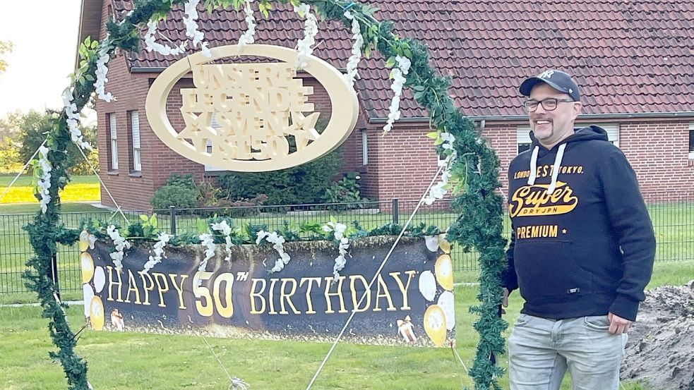 Bild 2: Sven Klinger hat zu seinem 50. Geburtstag ein Schild bekommen.