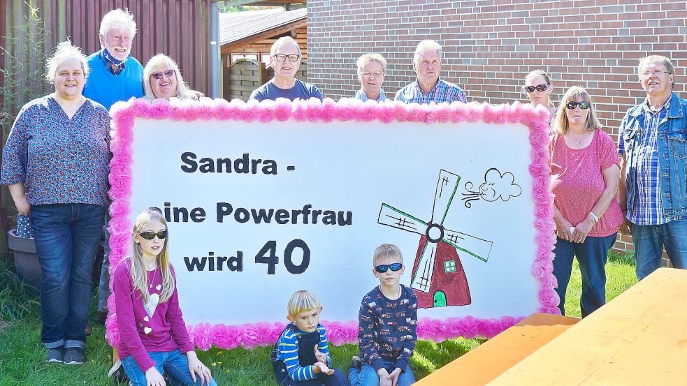 Bild 4: Zum 40. Geburtstag hat Sandra Gräfenstein-Plaisier ein Schild bekommen. Das Schild wurde aufgestellt von der Familie, vom Mühlenverein Hahnentange und dem Heimatverein Overledingerland.