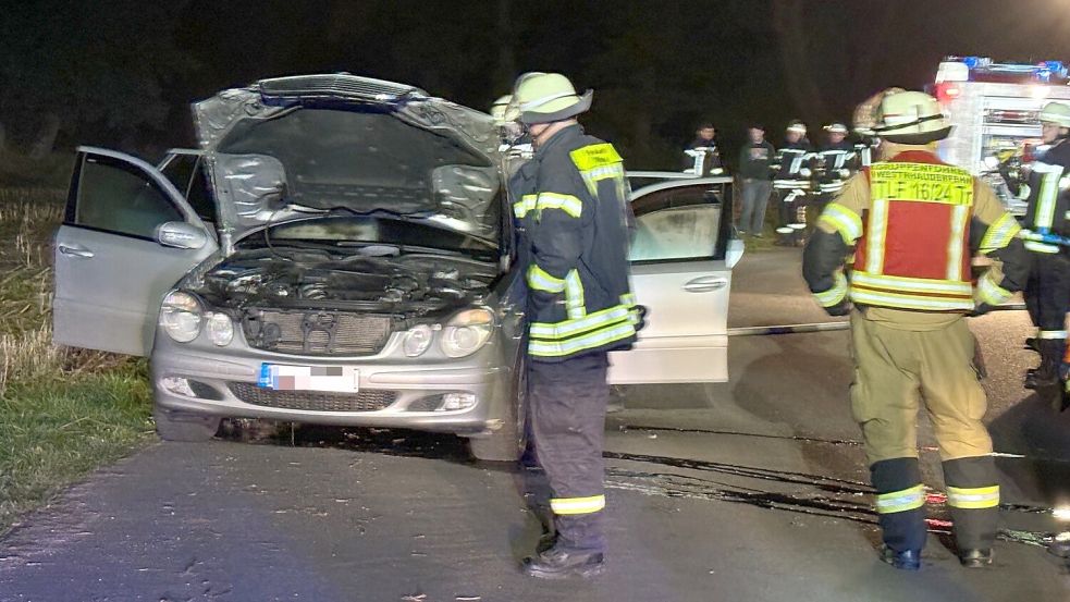 Die Feuerwehr war schnell vor Ort und konnte das brennende Auto löschen. Foto: Ammermann