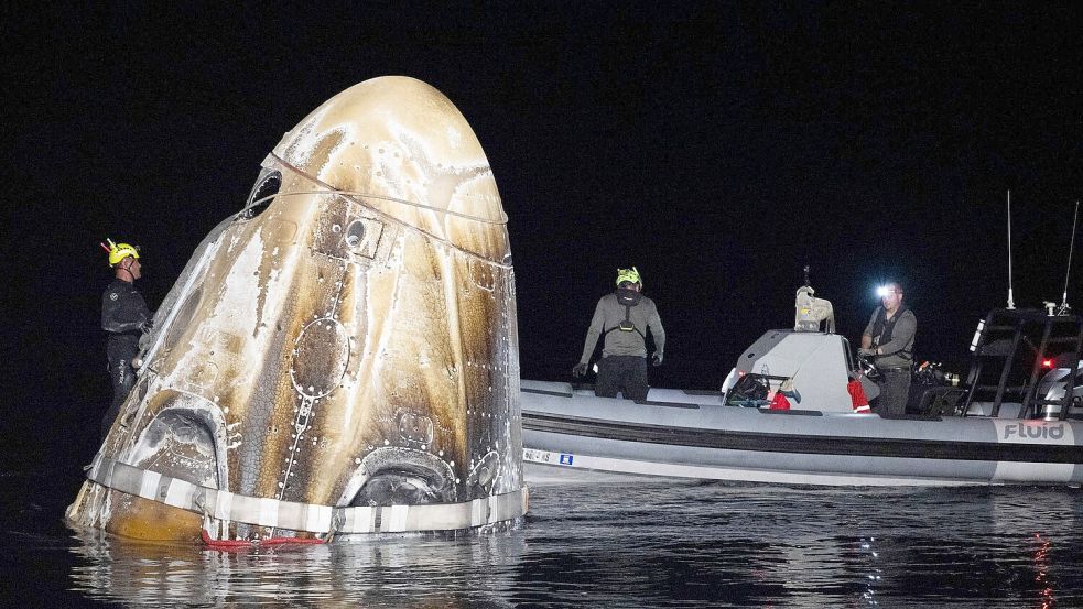 Die im Meer vor Florida gelandete „Dragon-Kapsel“ wird geborgen. Foto: Joel Kowsky/NASA via AP/dpa