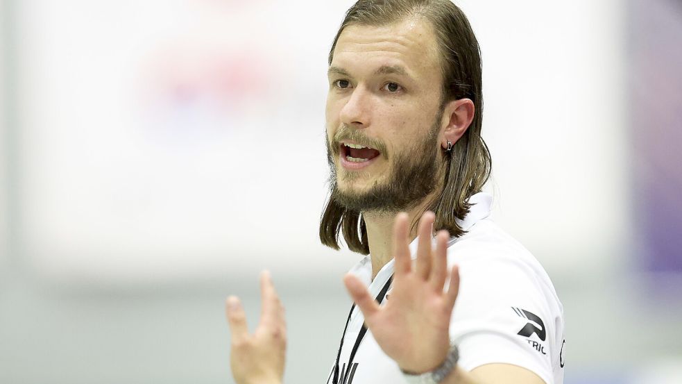 Trainer Sven Suton hofft auf einen Auricher Sieg. Foto: Doden/Emden