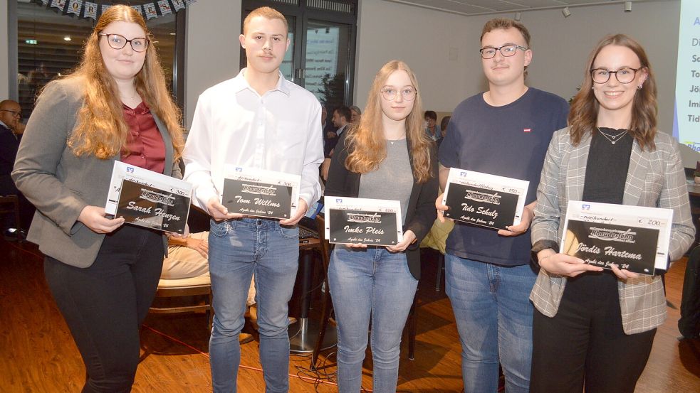 Fünf Auszubildende wurden in diesem Jahr vom „Gewerbeverein Rhauderfehn ... hat alles“ ausgezeichnet. Dies sind (von links): Sarah Henzen (Steuerbüro Mengers), Tom Willms (Fleischerei Gerdes), Imke Pleis, Tido Schulz (beide Steenhoff GmbH & Co. KG) und Jördis Hartema (Gemeinde Rhauderfehn). Foto: Weers