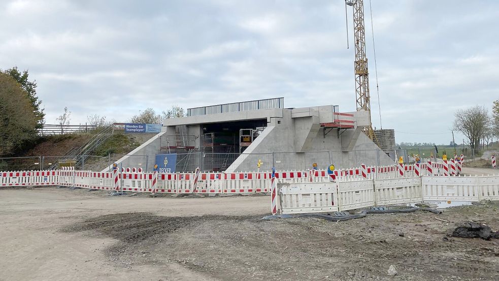 Im Bereich der neuen Eisenbahnbrücke, die über die Kreisstraße 22 bei Hilkenborg führt, muss eine Gasleitung verlegt werden. Foto: Marius Ammermann