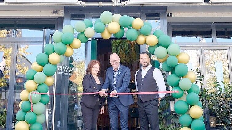 Nach drei Monaten Umbau: Ana Morar (links) und Bürgermeister Neidhard Varnhorn (Mitte) haben die Tapas-Bar „BuenaVista“ eröffnet. Foto: Niemeyer