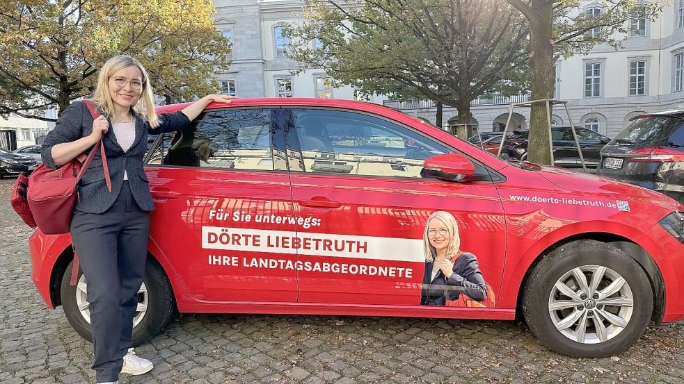 „Ich fahre noch kein E-Auto, weil ich eine gute Gelegenheit hatte, diesen Polo gebraucht zu erwerben, und weil mir damals die E-Auto-Reichweiten für den Arbeitsalltag noch nicht ausreichten“, sagt Dörte Liebetruth (SPD) und fügt hinzu: „Mein nächstes Auto ist aber auf jeden Fall ein E-Auto.“ Foto: Lars Laue