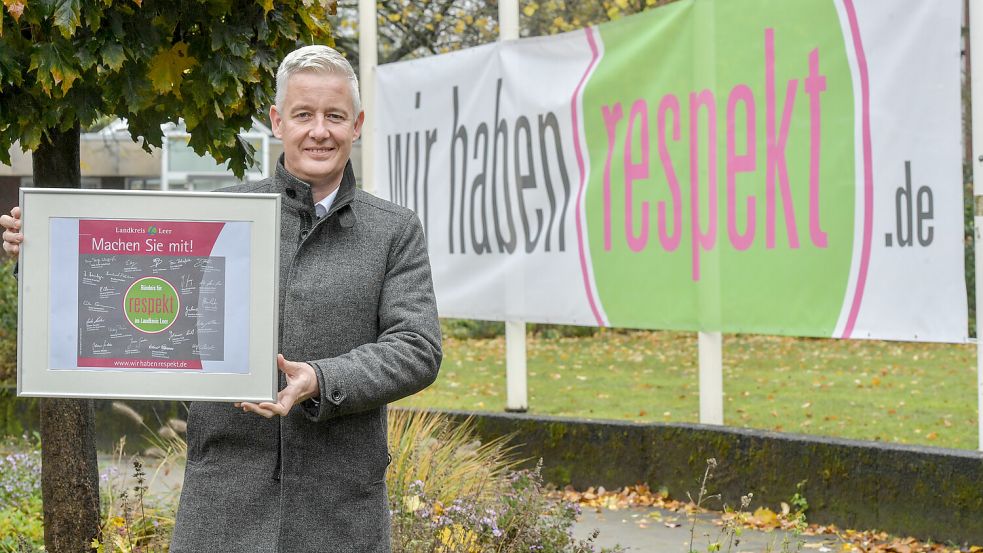 In‘ November 2020 wurr mit Ünnerstütten vun Landrat Matthias Grote dat „Bündnis för Respekt“ ins Leven ropen. Disse Akschoon is uttekent worrn. Foto: Archiv/Ortgies