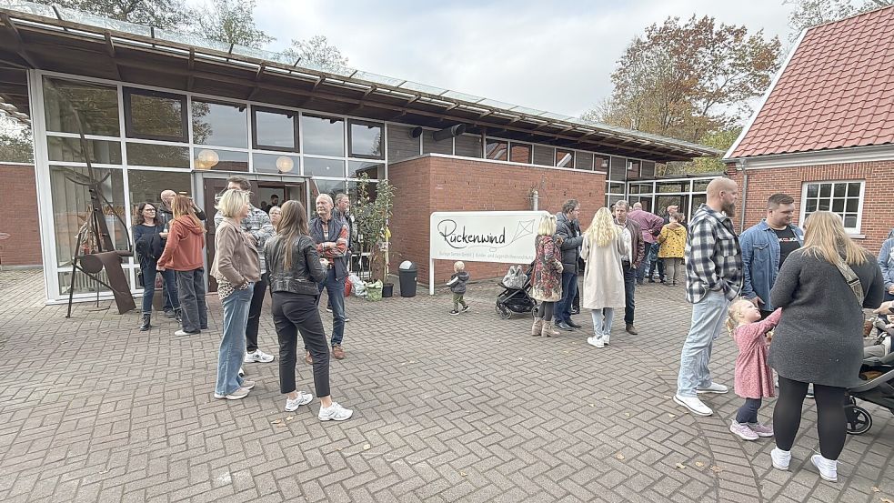 Die Kinder- und Jugendhilfeeinrichtung Rückenwind wurde Freunden, Nachbarn und weiteren Gästen am Freitag vorgestellt. Foto: Hellmers