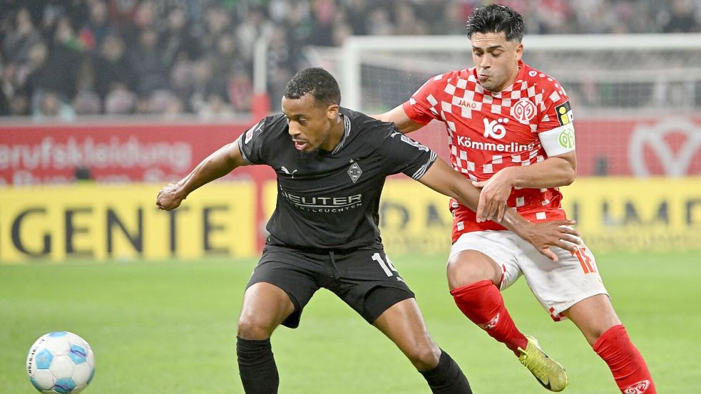 Mainz um Nadiem Amiri (r) belohnte sich gegen Gladbach um Alassane Plea nicht für eine gute erste Hälfte. Foto: Torsten Silz/dpa