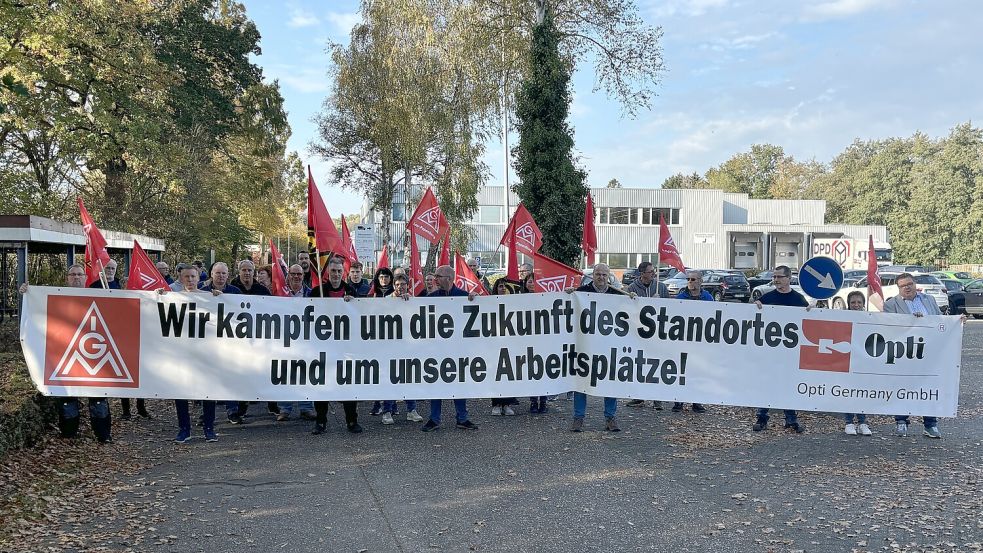 Die Beschäftigten von Opti protestierten am Freitagvormittag auf dem Betriebsgelände gegen die angekündigte Entlassung von 25 Mitarbeitern. Fotos: Zein