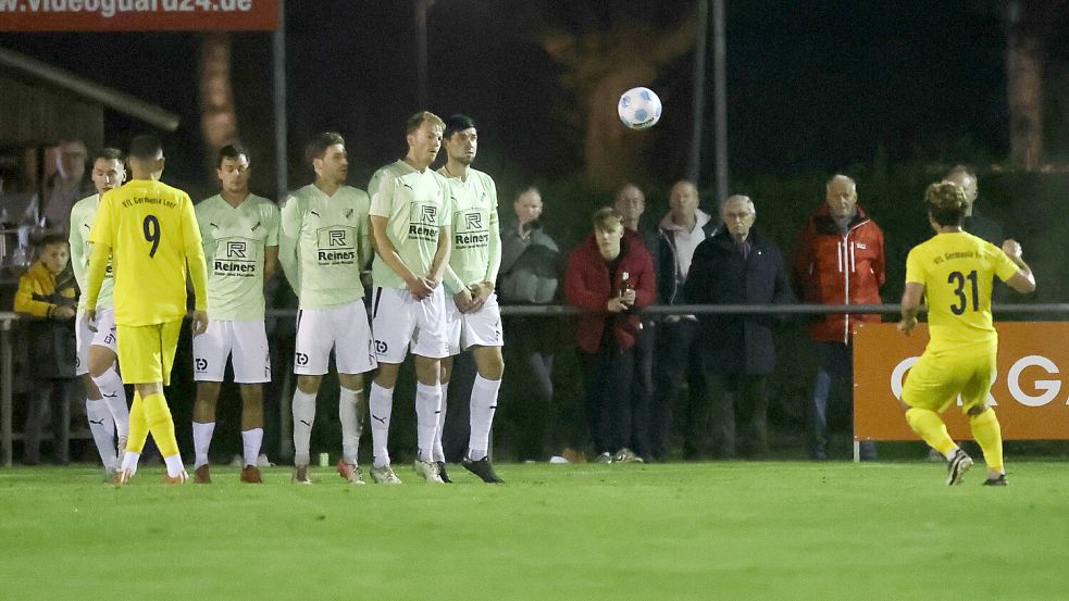 Dieses herrliche Freistoßtor für Germania durch Eugeniu Gliga (Nummer 31) zum 0:1 war der Auftakt eines Fußballspektakels, dass mit einem Firreler Schützenfest endete. Fotos: Doden