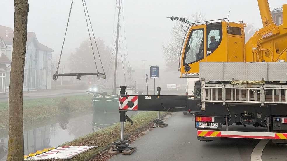 Das erste Teil der Brücke wurde bereits gehoben. Foto: Hellmers