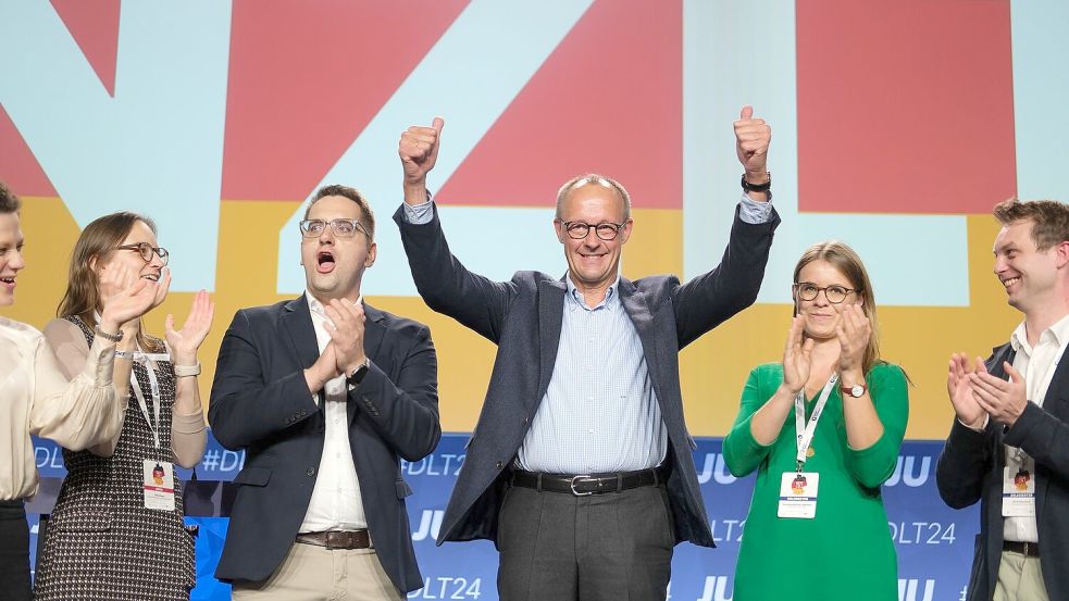 Friedrich Merz stimmt den Unionsnachwuchs auf den Bundestagswahlkampf ein - mit einer Kampfansage an die SPD. Die Grünen kommen in seiner Rede kaum vor. Die Junge Union feiert ihn schon als Kanzler. Foto: Sebastian Willnow/dpa