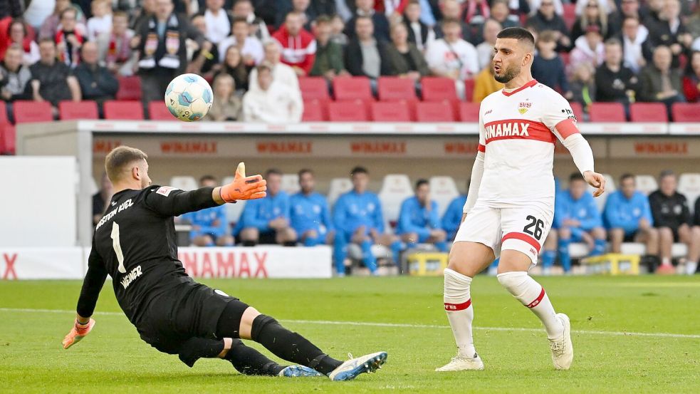 VfB-Profi Deniz Undav schlenzt den Ball zum 1:0 ins Kieler Tor. Foto: Marijan Murat/dpa