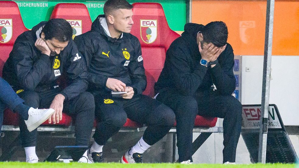 Enttäuschung pur: BVB-Trainer Nuri Sahin (r.) während des Spiels auf der Bank. Foto: Tom Weller/dpa