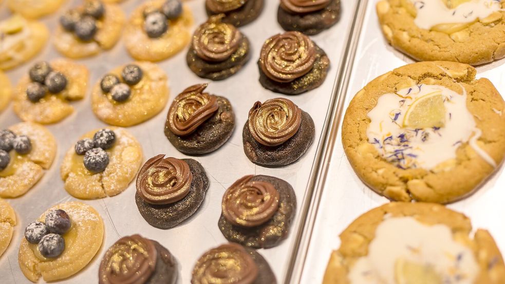 Verziert und getoppt machen die Cookies auch optisch was her. Foto: Christoph Schmidt/dpa