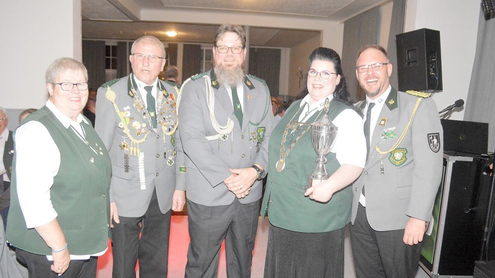 Das Foto zeigt das neue Königshaus in Holte nach der Proklamation: (von links) Renate und Martin Poelmann (Kaiser), Thorsten Baumgarten (2. Adjutant), die neue Schützenkönigin Sandra Baumgarten und Stefan Thiemke (1. Adjutant). Foto: Weers