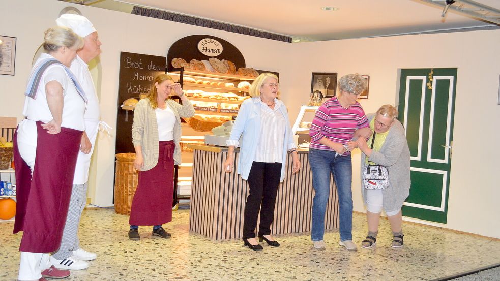 In der Bäckerei Hansen bricht das Chaos aus, als erste Kunden über Durchfall klagen. Backöl wurde durch Rizinusöl vertauscht, Mehl durch Gips ersetzt. Doch wer ist der Übeltäter? Irgendjemand versucht die Bäckerei in Verruf zu bringen. Fotos: Weers