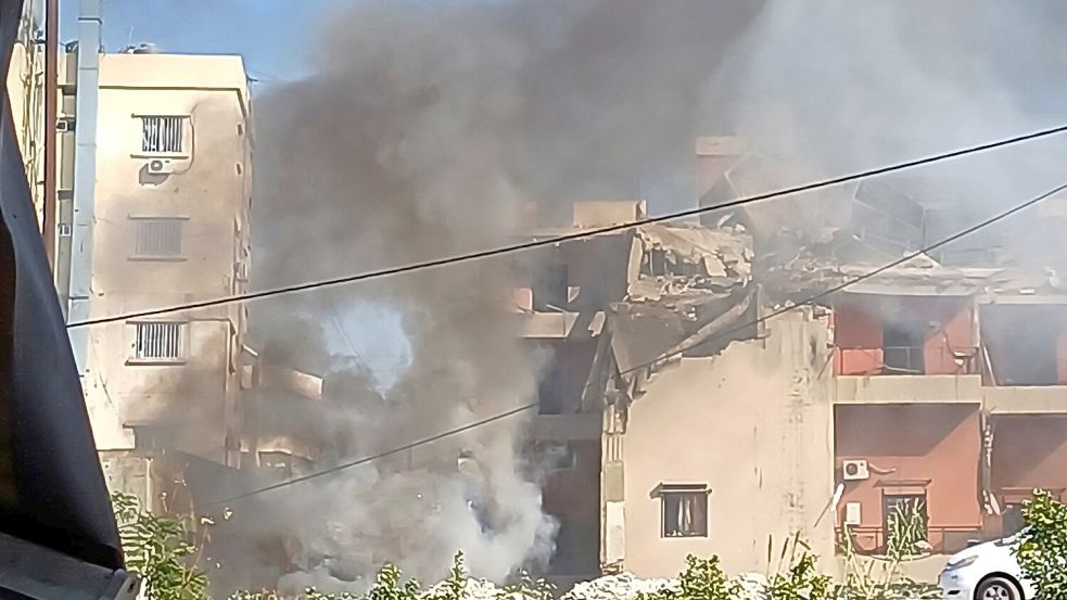 Rauch steigt aus einem Gebäude auf, das von einem israelischen Luftangriff getroffen wurde, in der südlichen Hafenstadt Sidon, Libanon. Foto: Mohammad Zaatari/AP