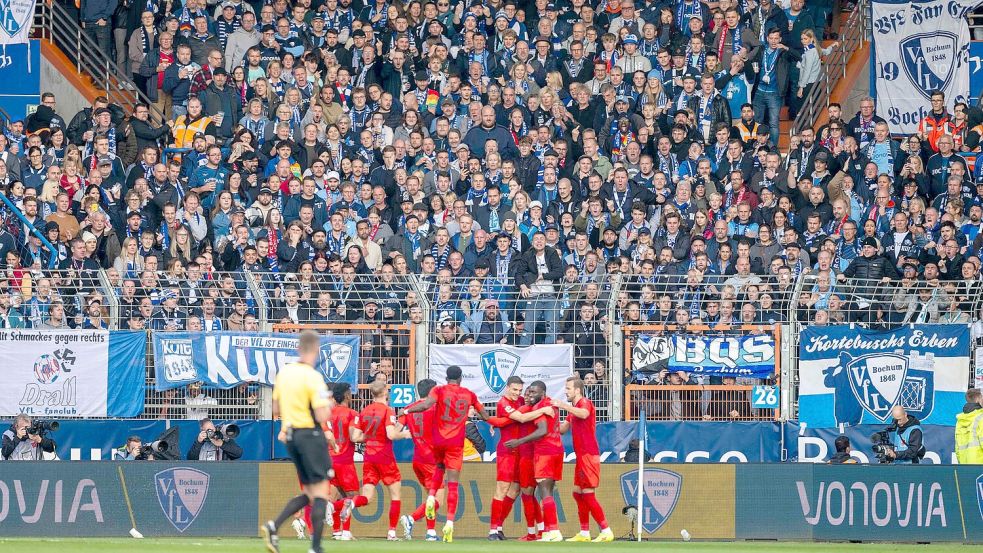 Grund zur Freude: Die Bayern bejubeln die 1:0-Führung. Foto: David Inderlied/dpa