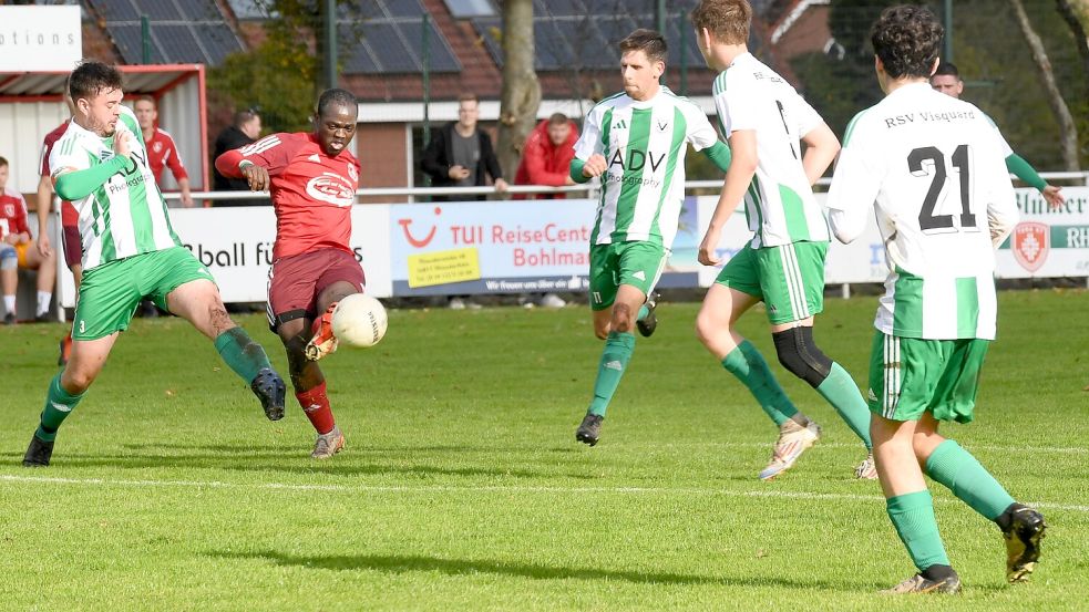 Ibrahim Diarrassouba (rotes Trikot) traf zur zwischenzeitlichen TuRa-Führung. Foto: Damm