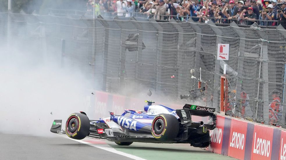 Mit seinem Crash sorgt Yuki Tsunoda direkt nach dem Start für eine Safety-Car-Phase. Foto: Fernando Llano/AP