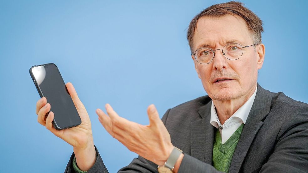 Gesundheitsminister Karl Lauterbach (SPD) wirbt für die elektronische Patientenakte. Versicherte sollen die Akte über eine App ihrer Krankenkasse auf dem Smartphone verwalten können. (Archivbild) Foto: Kay Nietfeld/dpa