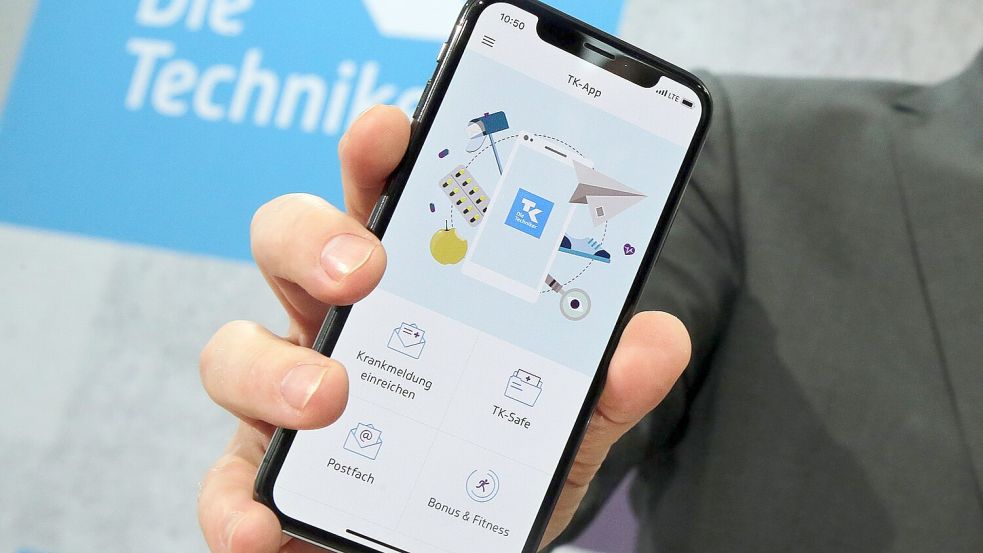 App statt Aktenordner: Mit der elektronischen Patientenakte sollen Versicherte ihre Gesundheitsdaten immer per Smartphone griffbereit haben. (Symbolbild) Foto: Wolfgang Kumm/dpa