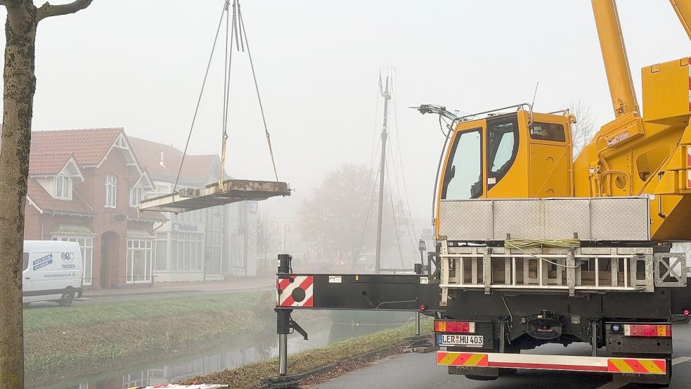 Am Samstag ist die Brücke über das Untenende abmontiert worden. Foto: Hellmers