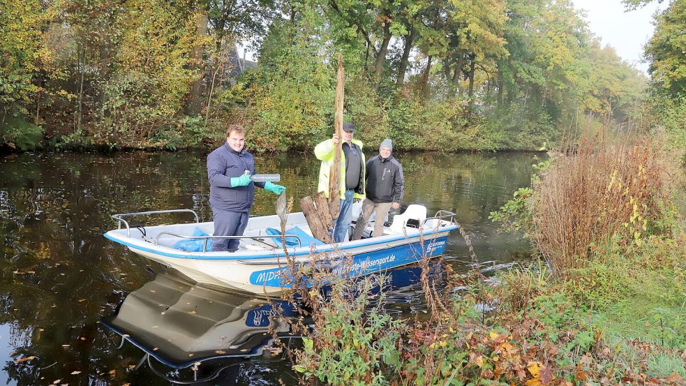 Mit Booten wurde der Elisabethfehnkanal durch die Freizeitkapitäne des Wassersportvereins Poseidon Barßel nach Müll und Unrat abgesucht. Es wurde einiges gefunden. Foto: Passmann