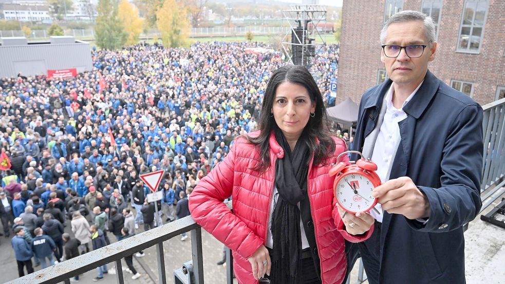 VW will mindestens drei Werke schließen. Betriebsrat und IG Metall protestieren gegen die Pläne. Foto: Julian Stratenschulte/dpa-Pool/dpa