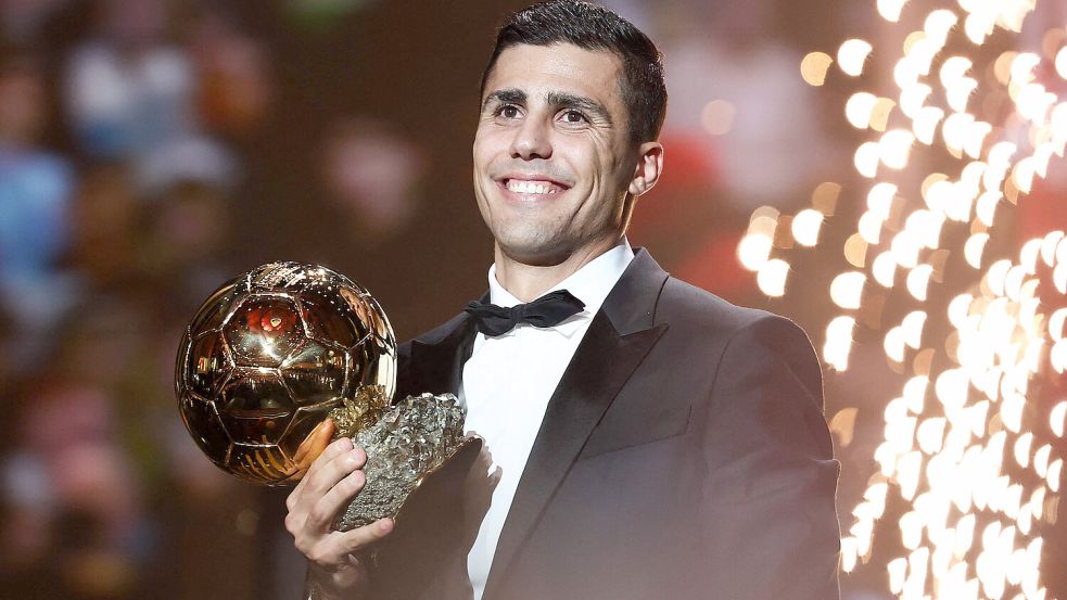 Der spanische Mittelfeldspieler Rodri von Manchester City erhält den Ballon d‘Or - aktuell ist der Spanier verletzt. Foto: dpa/AFP