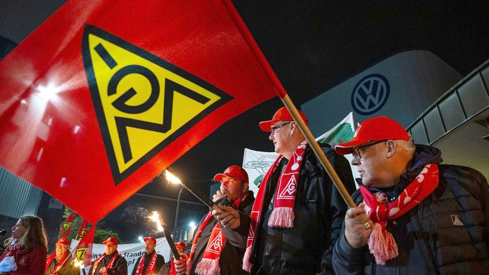 Mitarbeiter von Volkswagen demonstrierten mit Fackeln vor dem VW Werk in Osnabrück. Foto: Guido Kirchner/dpa