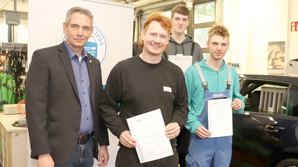 Der Rhauderfehner Lukas Salenga (rechts) wurde Zweiter beim Wettbewerb im Kfz-Handwerk. Thorsten Brändle (von links) gratulierte ihm sowie dem Landessieger Nils Kock und dem Dritten Matthis Braje. Foto: privat