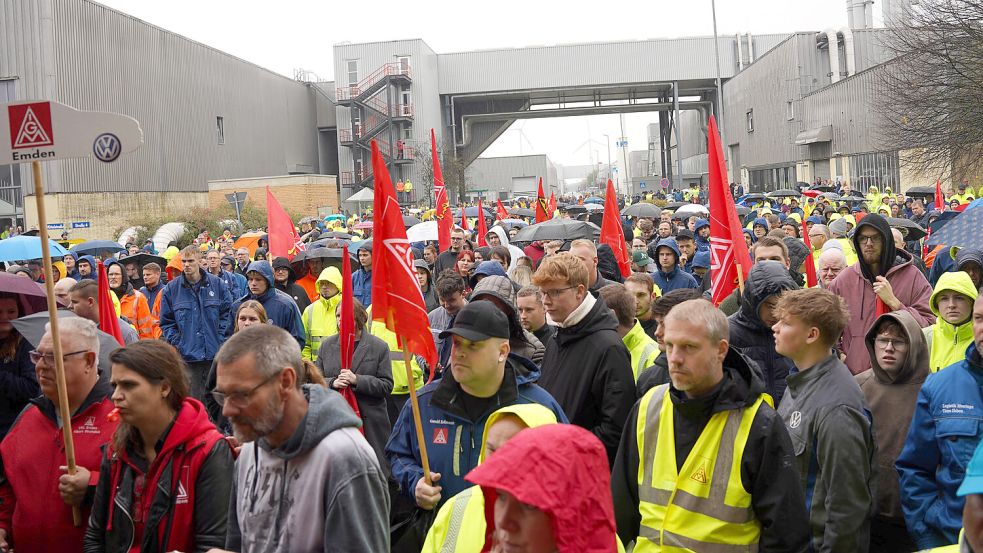 VW-Werk Emden, Montag, 28. Oktober 2024, 11 Uhr: Die Mitarbeiter erfahren von ihrem Betriebsrat, was der VW-Vorstand an Kürzungen auf dem Plan hat. Foto: Betriebsrat VW Emden