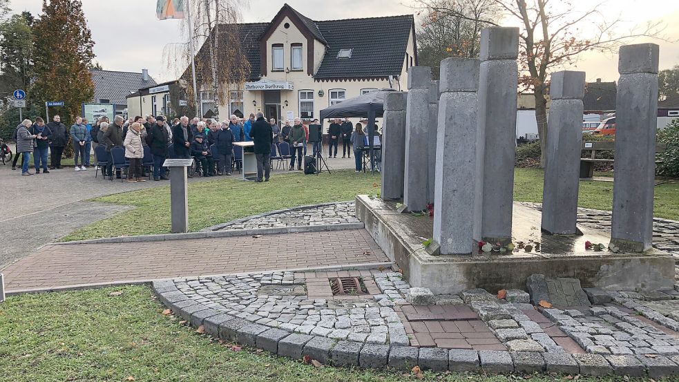 Gedenkfeier am Denkmal für jüdische Mitbürger. Foto: Beening/Gemeinde.