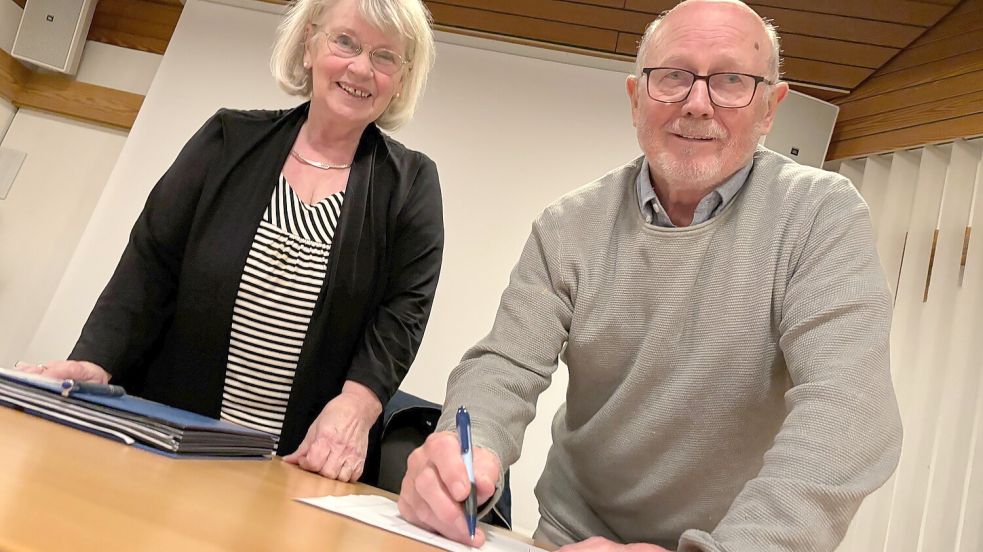 Erhard Meiners war einer der ersten, die sich in die Interessentenliste eintrugen. Ortsbürgermeisterin Margarete Niemann freute sich. Foto: Janßen