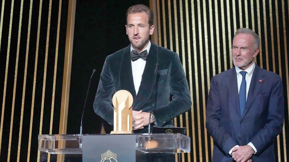 Harry Kane (l) bei der Ballon d’Or-Veranstaltung am Montagabend in Paris, neben ihm der frühere Bayern-Chef Karl-Heinz Rummenigge. Foto: Michel Euler/AP