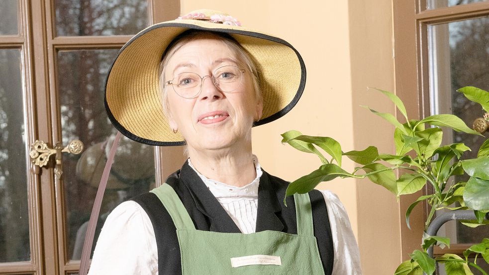 Hortensia von Wedel-Jarlsberg führt durch den Garten des Schlosses. Foto: Landkreis Leer