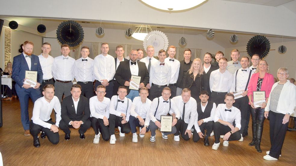 Das Foto zeigt die Titelträger der Sportlerwahl. Als Mannschaft des Jahres wurde die 2. Fußball-Herrenmannschaft geehrt. Sportlerin des Jahres wurde Ramona Schmidt (Zweite von rechts) und Sportler des Jahres Mark Kaput (links).