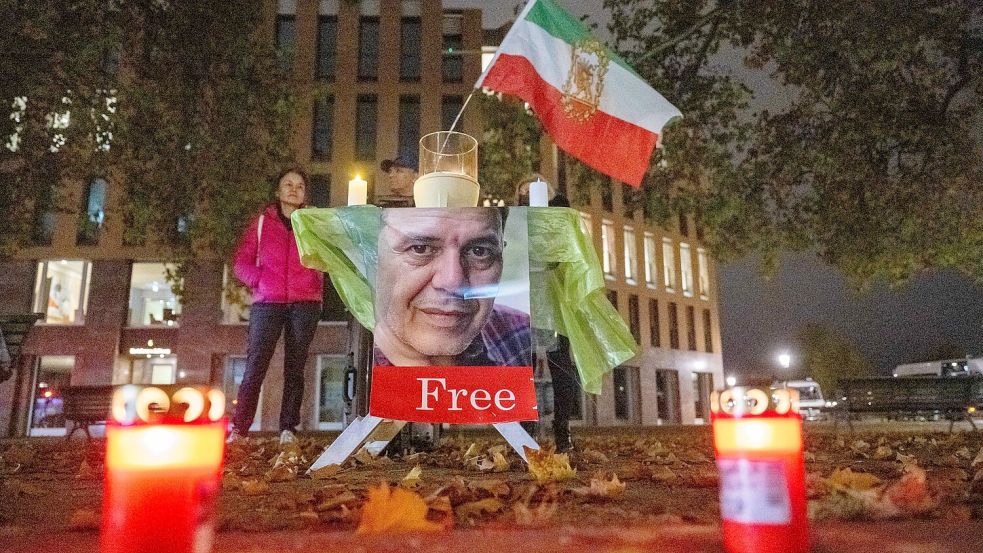 Auf einem Foto bei einer Kundgebung am 28. Oktober vor dem Auswärtigen Amt ist der Deutsch-Iraner Djamshid Sharmahd zu sehen, der im Iran hingerichtet wurde. Alle Demonstrationen für seine Freiheit waren vergeblich.Foto: Gateau/dpa