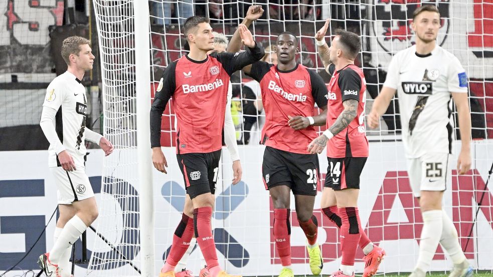 Doppelpack im Pokal: Patrik Schick (li.). Foto: Federico Gambarini/dpa