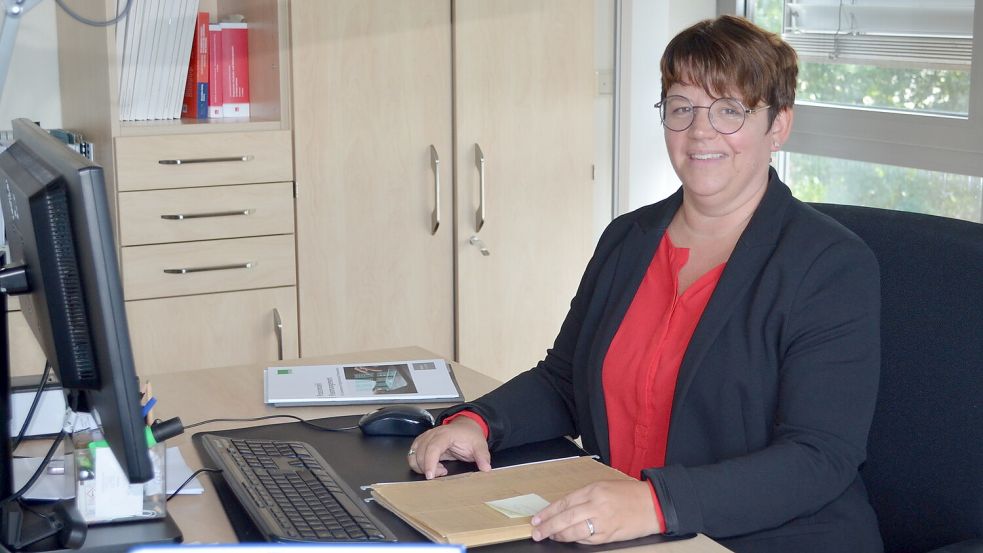 Rhauderfehns Kämmerin Sandra Kässens an ihrem Arbeitsplatz im Dachgeschoss im Rathaus der Gemeinde. Sie hat dem Finanz- und Wirtschaftsausschuss jetzt den Haushaltsentwurf für 2025 vorgestellt. Foto: Fertig